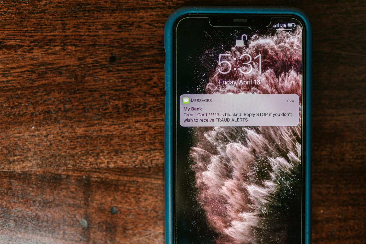 Telefono con notificacion de alerta