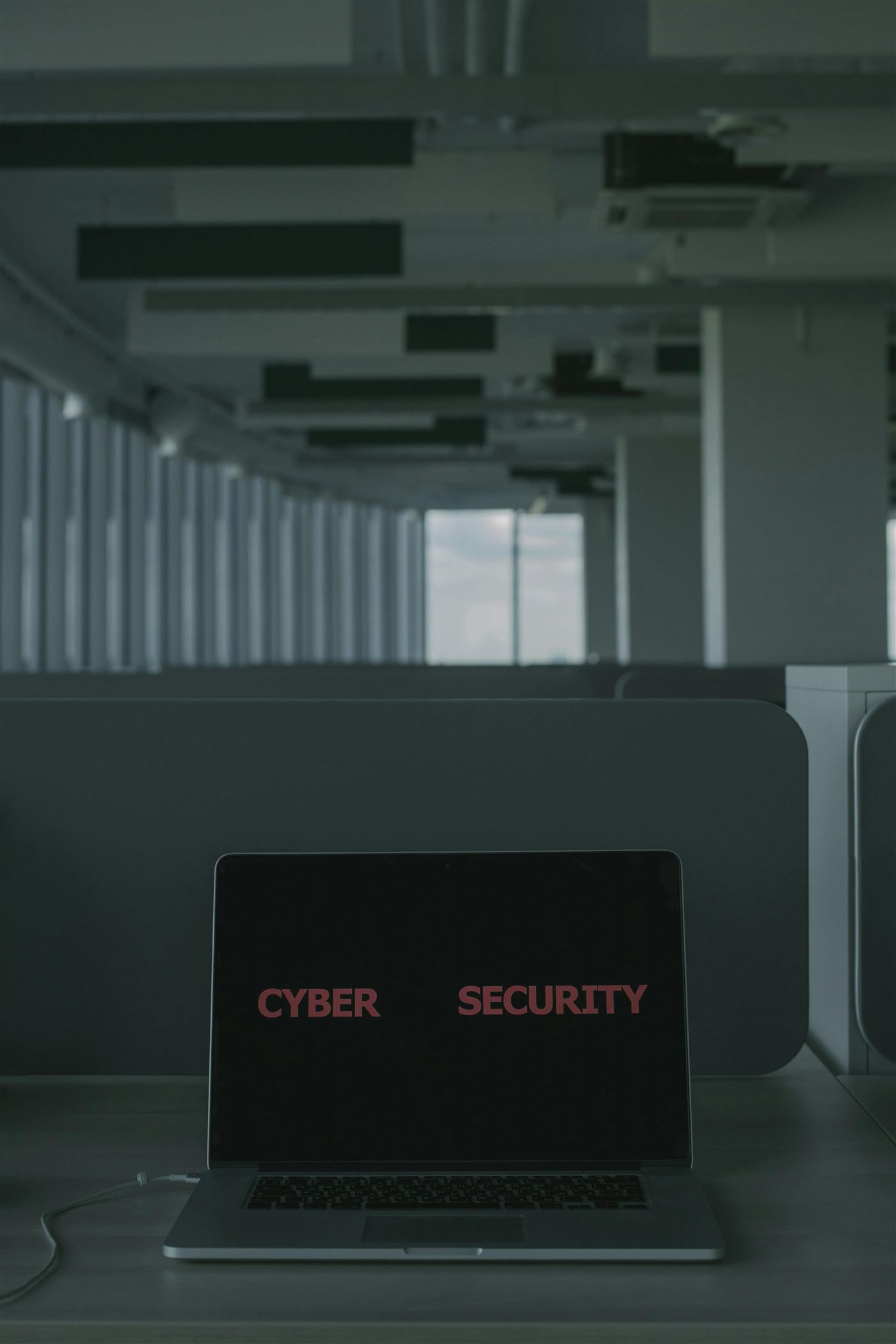 Laptop con mensaje de ciberseguridad