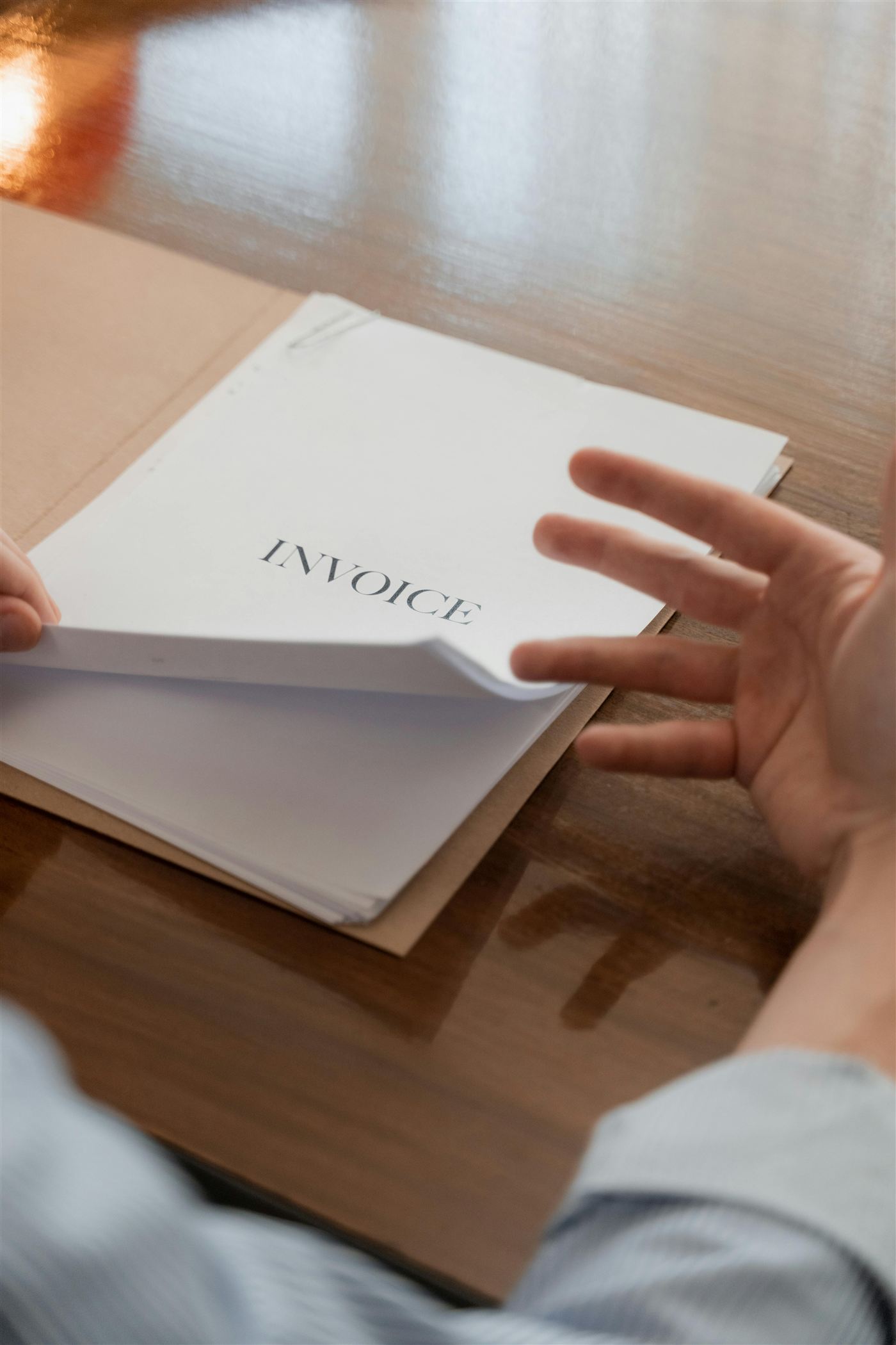 Carpeta de facturas sobre escritorio